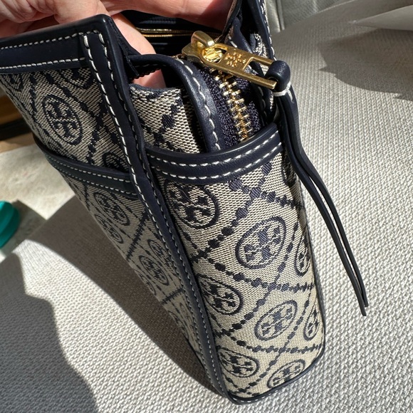 Tory Burch T Monogram Jacquard Travel Pouch
Navy and cream, leather trimmed - Picture 4 of 7